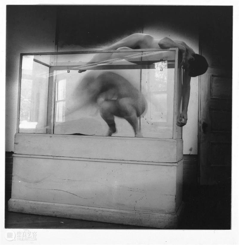 Francesca Woodman 我们所见的大抵是她作为主角的自拍，然而她却不断地试图逃离这个方方正正的空间  木格堂 Woodman 主角 空间 语言 美国 照片 角落 女孩 鬼魂 尸体 崇真艺客