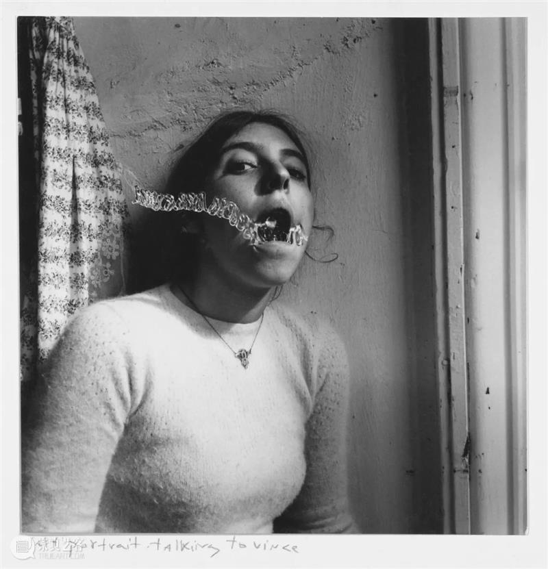 Francesca Woodman 我们所见的大抵是她作为主角的自拍，然而她却不断地试图逃离这个方方正正的空间  木格堂 Woodman 主角 空间 语言 美国 照片 角落 女孩 鬼魂 尸体 崇真艺客