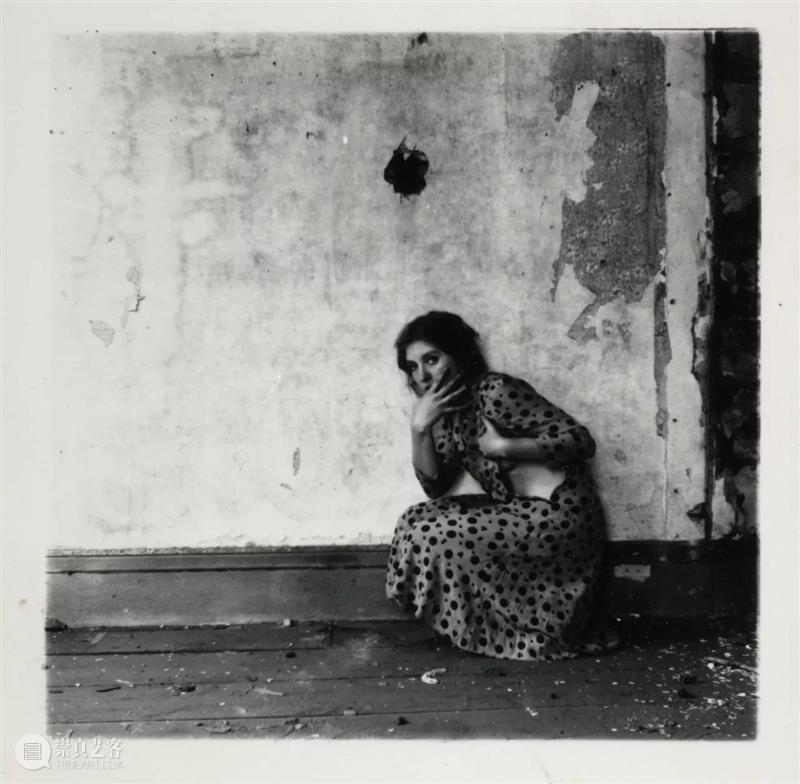 Francesca Woodman 我们所见的大抵是她作为主角的自拍，然而她却不断地试图逃离这个方方正正的空间  木格堂 Woodman 主角 空间 语言 美国 照片 角落 女孩 鬼魂 尸体 崇真艺客
