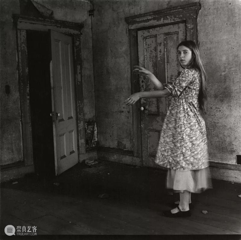 Francesca Woodman 我们所见的大抵是她作为主角的自拍，然而她却不断地试图逃离这个方方正正的空间  木格堂 Woodman 主角 空间 语言 美国 照片 角落 女孩 鬼魂 尸体 崇真艺客