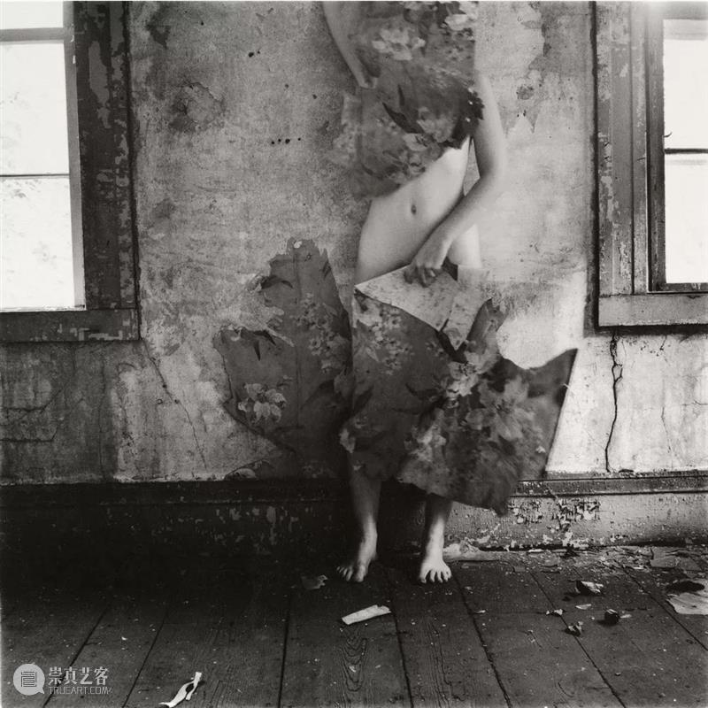 Francesca Woodman 我们所见的大抵是她作为主角的自拍，然而她却不断地试图逃离这个方方正正的空间  木格堂 Woodman 主角 空间 语言 美国 照片 角落 女孩 鬼魂 尸体 崇真艺客