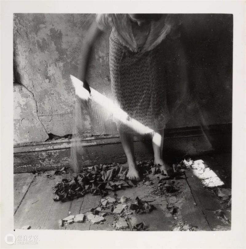 Francesca Woodman 我们所见的大抵是她作为主角的自拍，然而她却不断地试图逃离这个方方正正的空间  木格堂 Woodman 主角 空间 语言 美国 照片 角落 女孩 鬼魂 尸体 崇真艺客