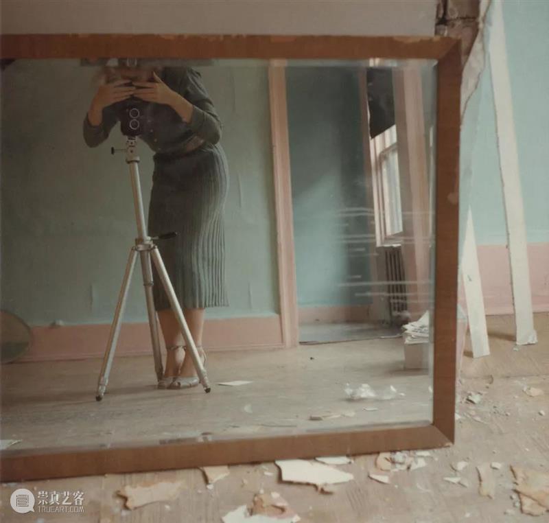 Francesca Woodman 我们所见的大抵是她作为主角的自拍，然而她却不断地试图逃离这个方方正正的空间  木格堂 Woodman 主角 空间 语言 美国 照片 角落 女孩 鬼魂 尸体 崇真艺客