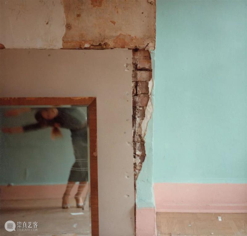 Francesca Woodman 我们所见的大抵是她作为主角的自拍，然而她却不断地试图逃离这个方方正正的空间  木格堂 Woodman 主角 空间 语言 美国 照片 角落 女孩 鬼魂 尸体 崇真艺客