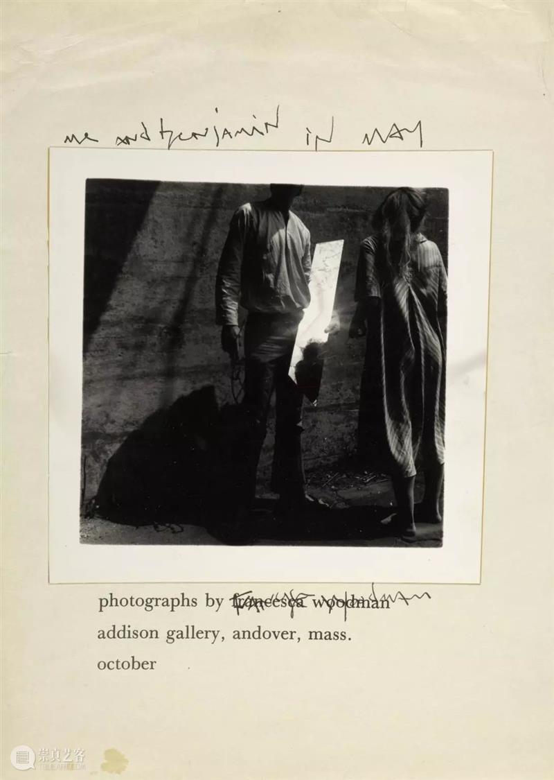Francesca Woodman 我们所见的大抵是她作为主角的自拍，然而她却不断地试图逃离这个方方正正的空间  木格堂 Woodman 主角 空间 语言 美国 照片 角落 女孩 鬼魂 尸体 崇真艺客