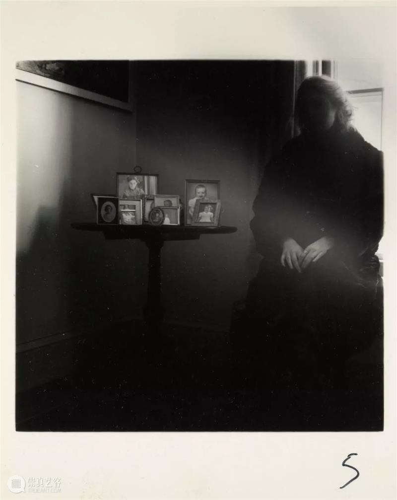 Francesca Woodman 我们所见的大抵是她作为主角的自拍，然而她却不断地试图逃离这个方方正正的空间  木格堂 Woodman 主角 空间 语言 美国 照片 角落 女孩 鬼魂 尸体 崇真艺客