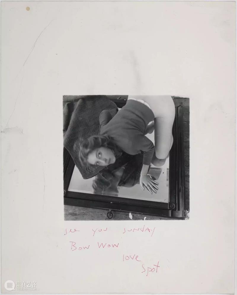 Francesca Woodman 我们所见的大抵是她作为主角的自拍，然而她却不断地试图逃离这个方方正正的空间  木格堂 Woodman 主角 空间 语言 美国 照片 角落 女孩 鬼魂 尸体 崇真艺客
