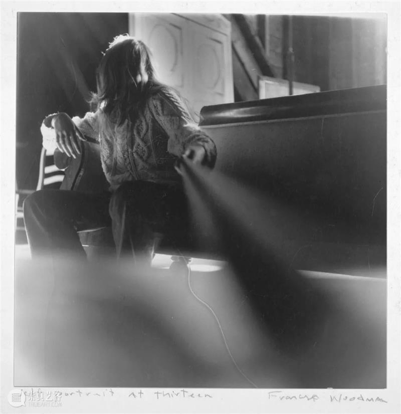 Francesca Woodman 我们所见的大抵是她作为主角的自拍，然而她却不断地试图逃离这个方方正正的空间  木格堂 Woodman 主角 空间 语言 美国 照片 角落 女孩 鬼魂 尸体 崇真艺客