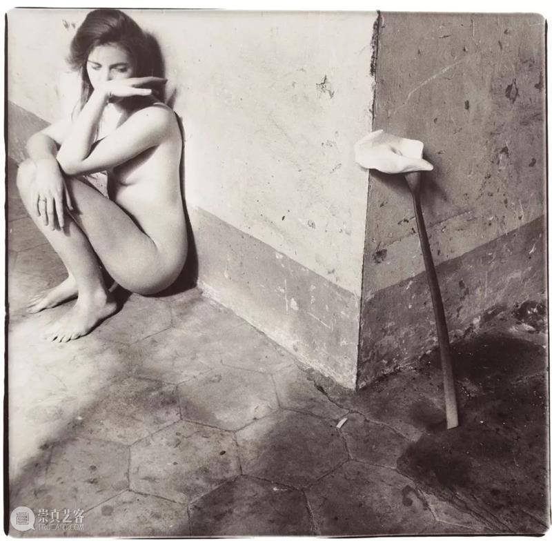 Francesca Woodman 我们所见的大抵是她作为主角的自拍，然而她却不断地试图逃离这个方方正正的空间  木格堂 Woodman 主角 空间 语言 美国 照片 角落 女孩 鬼魂 尸体 崇真艺客