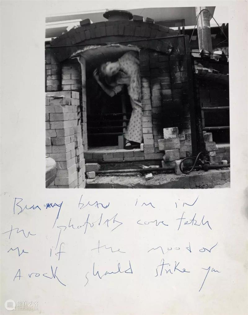 Francesca Woodman 我们所见的大抵是她作为主角的自拍，然而她却不断地试图逃离这个方方正正的空间  木格堂 Woodman 主角 空间 语言 美国 照片 角落 女孩 鬼魂 尸体 崇真艺客