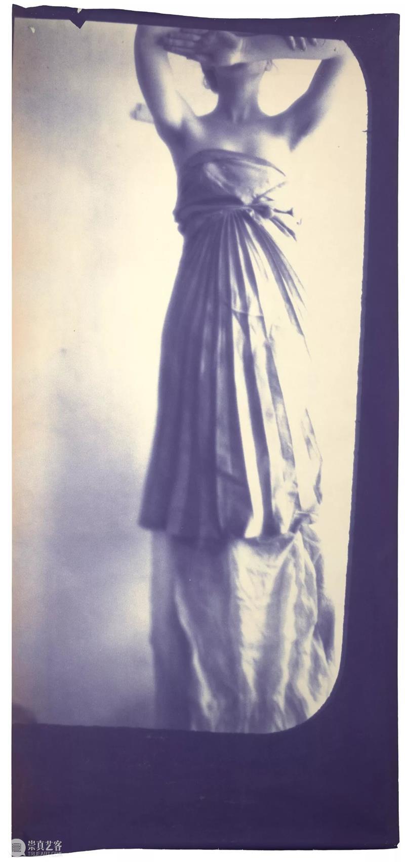 Francesca Woodman 我们所见的大抵是她作为主角的自拍，然而她却不断地试图逃离这个方方正正的空间  木格堂 Woodman 主角 空间 语言 美国 照片 角落 女孩 鬼魂 尸体 崇真艺客