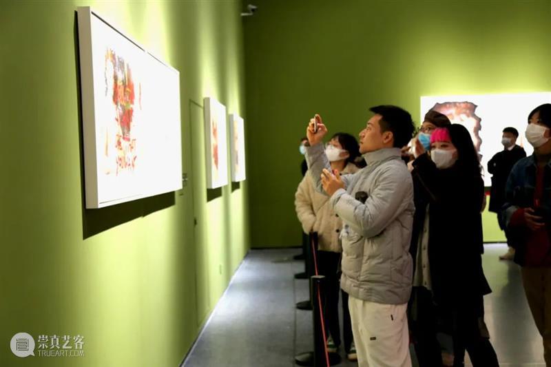 公教活动｜“次元裂痕——方少华作品展”导览体验公教活动举办 次元 裂痕 方少华 作品展 导览 活动 公教 西安美术学院 艺术 师生 崇真艺客