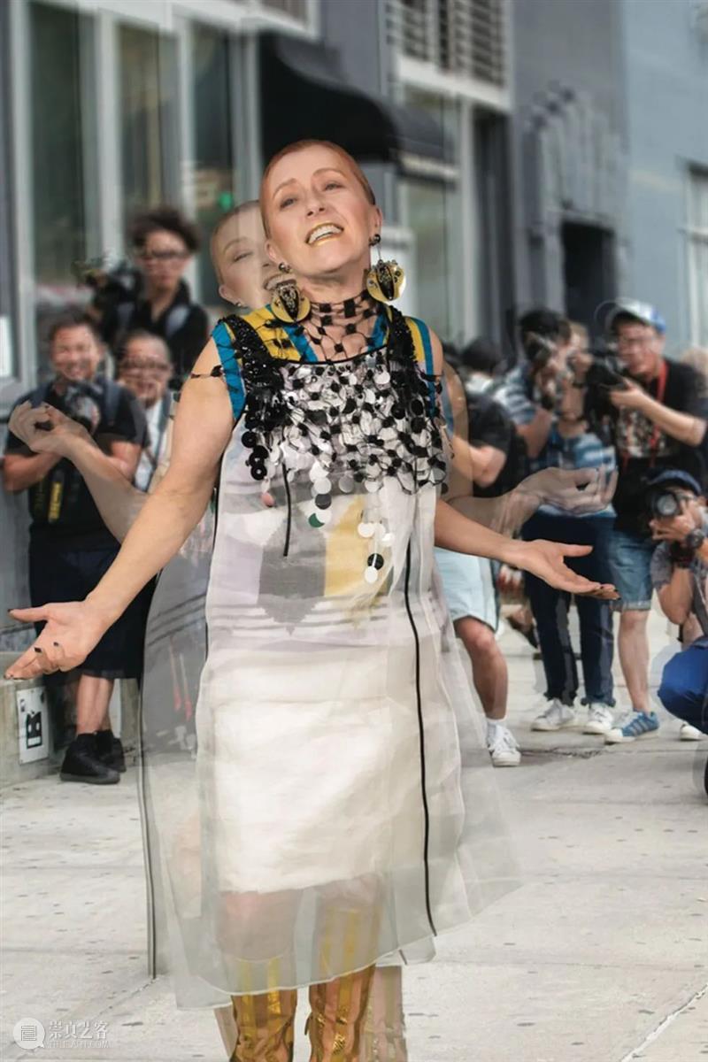 时尚芭莎｜辛迪·舍曼：街拍巨星 时尚芭莎 辛迪·舍曼 街拍 巨星 以下 文章 国际版 The Twirl 香奈儿 崇真艺客