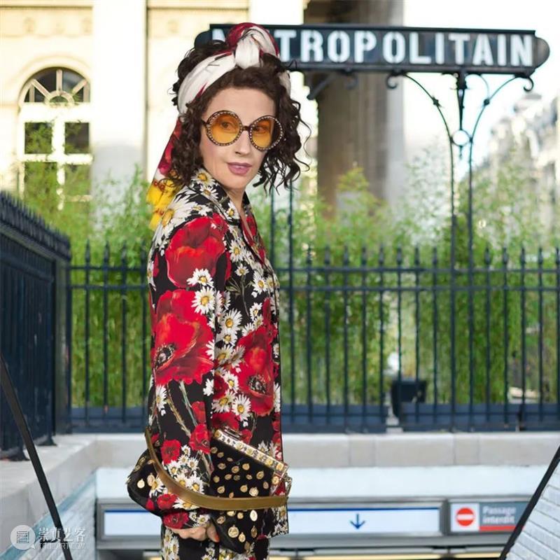 时尚芭莎｜辛迪·舍曼：街拍巨星 时尚芭莎 辛迪·舍曼 街拍 巨星 以下 文章 国际版 The Twirl 香奈儿 崇真艺客