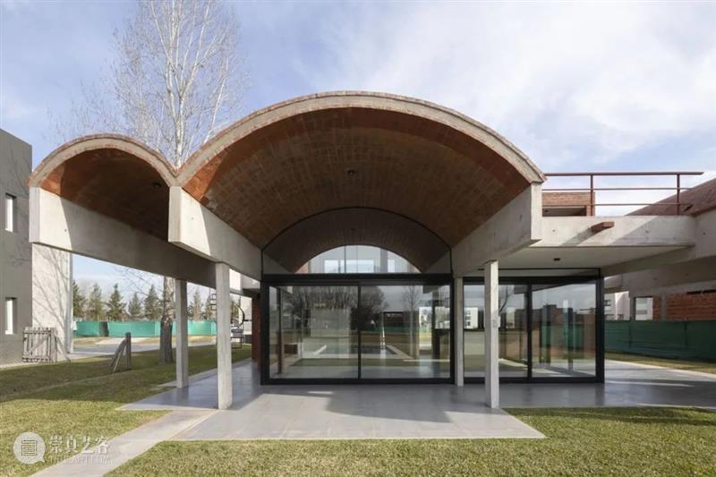 砖拱与梁柱，Terralagos 住宅 / DRM studio 住宅 Terralagos DRM 砖拱 梁柱 studio Javier Agustín Rojas 项目 崇真艺客