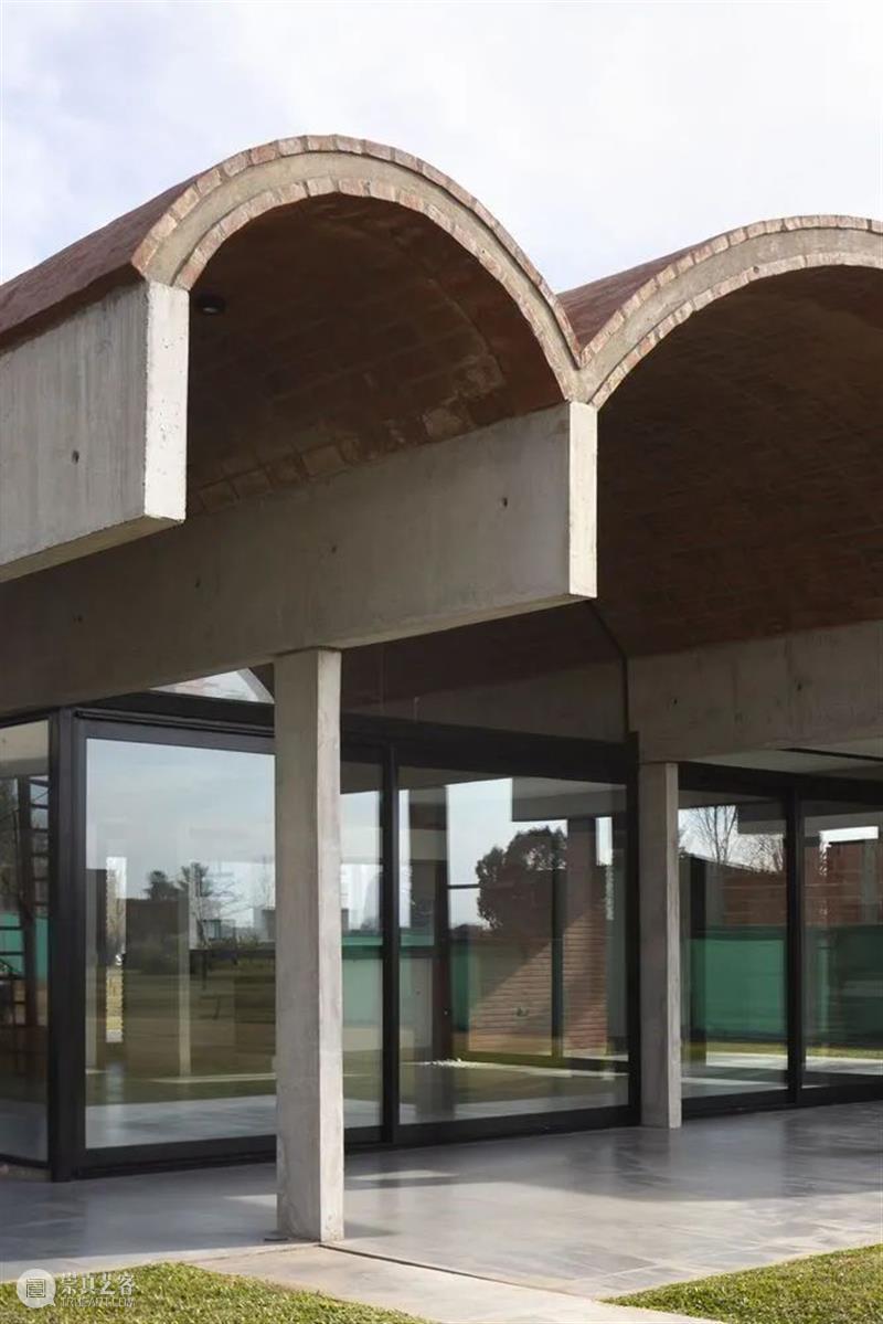 砖拱与梁柱，Terralagos 住宅 / DRM studio 住宅 Terralagos DRM 砖拱 梁柱 studio Javier Agustín Rojas 项目 崇真艺客