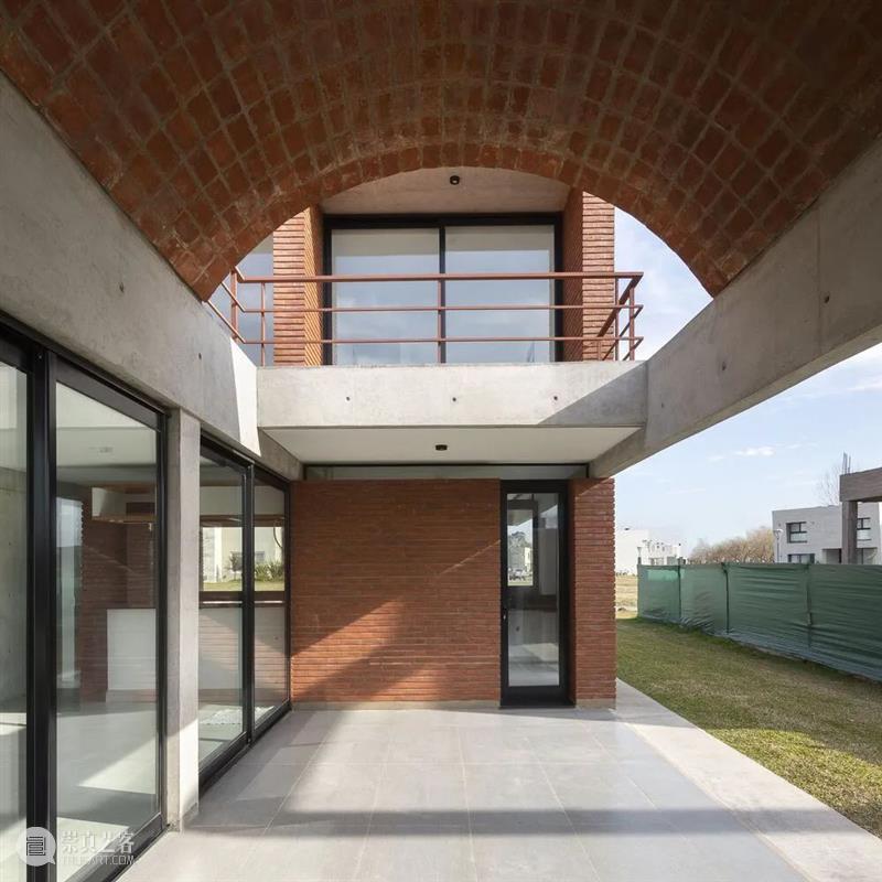 砖拱与梁柱，Terralagos 住宅 / DRM studio 住宅 Terralagos DRM 砖拱 梁柱 studio Javier Agustín Rojas 项目 崇真艺客