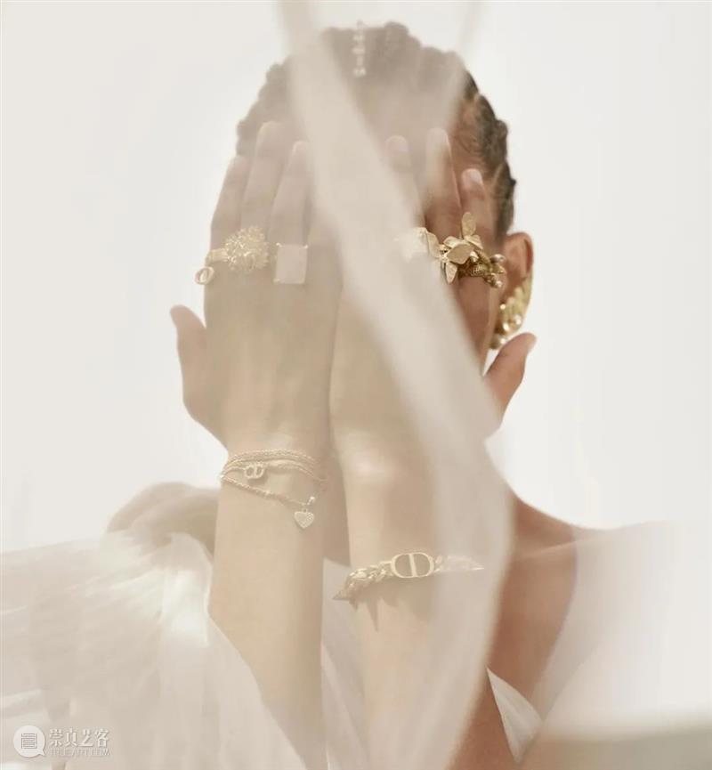 【IFA-时尚资讯】DIOR｜超现实主义的跨界美学 视频资讯 杨钰淇 DIOR 超现实主义 美学 IFA 资讯 早春 成衣 系列 广告 大片 崇真艺客