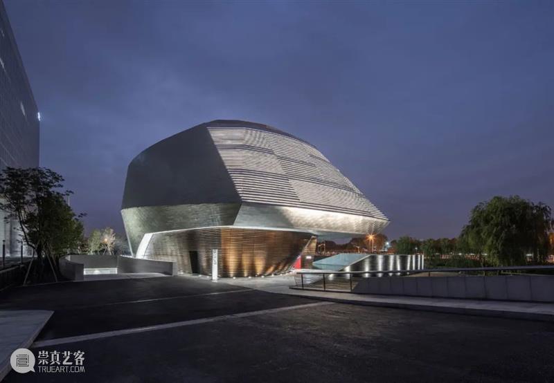 7000块不锈钢板，凯迪拉克上海品牌空间 / Gensler 上海 凯迪拉克 Gensler 品牌 空间 不锈钢板 项目 中国 分部 访客 崇真艺客