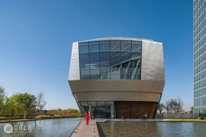 7000块不锈钢板，凯迪拉克上海品牌空间 / Gensler 上海 凯迪拉克 Gensler 品牌 空间 不锈钢板 项目 中国 分部 访客 崇真艺客
