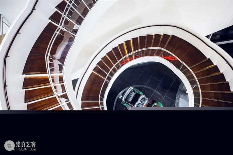 7000块不锈钢板，凯迪拉克上海品牌空间 / Gensler 上海 凯迪拉克 Gensler 品牌 空间 不锈钢板 项目 中国 分部 访客 崇真艺客