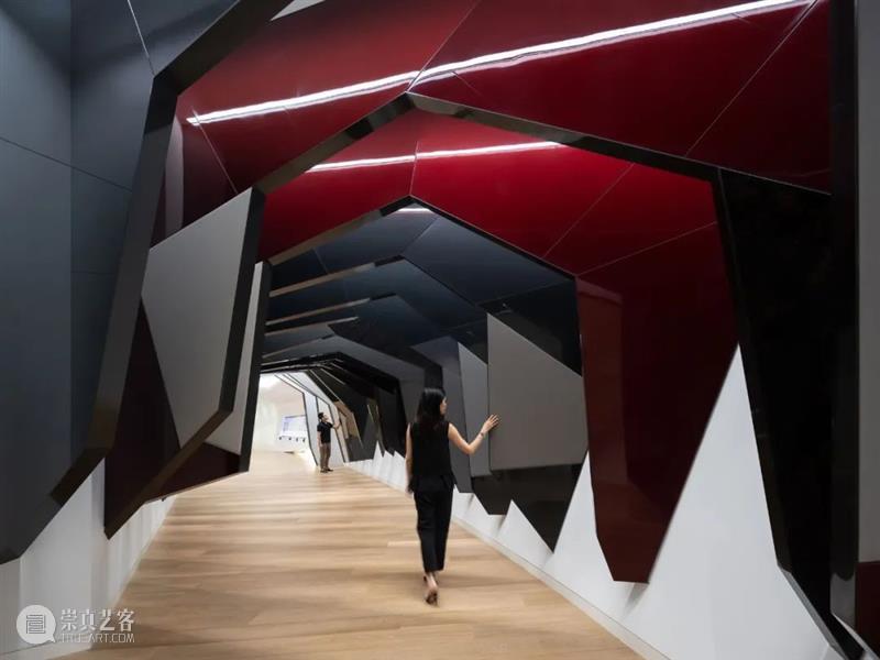 7000块不锈钢板，凯迪拉克上海品牌空间 / Gensler 上海 凯迪拉克 Gensler 品牌 空间 不锈钢板 项目 中国 分部 访客 崇真艺客