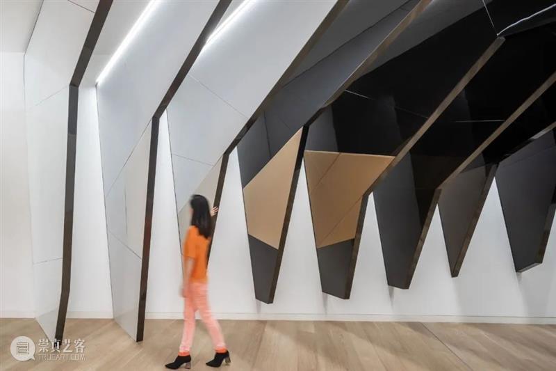 7000块不锈钢板，凯迪拉克上海品牌空间 / Gensler 上海 凯迪拉克 Gensler 品牌 空间 不锈钢板 项目 中国 分部 访客 崇真艺客