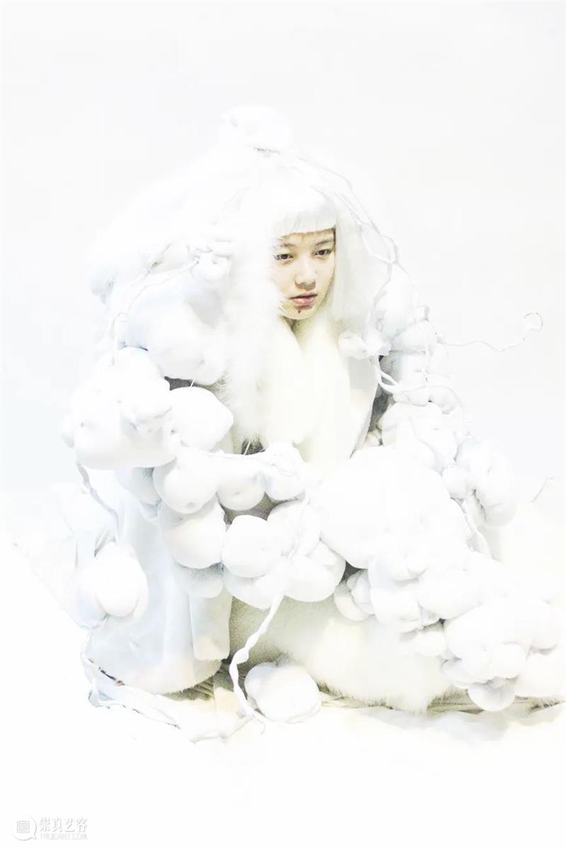 XÙN解读 | 艺术家罗苇的世界：由暗到明，在“我“之中 视频资讯 巽美术馆 世界 艺术家 罗苇 XùN 以来 理性 灵性 光芒 上帝 心灵 崇真艺客