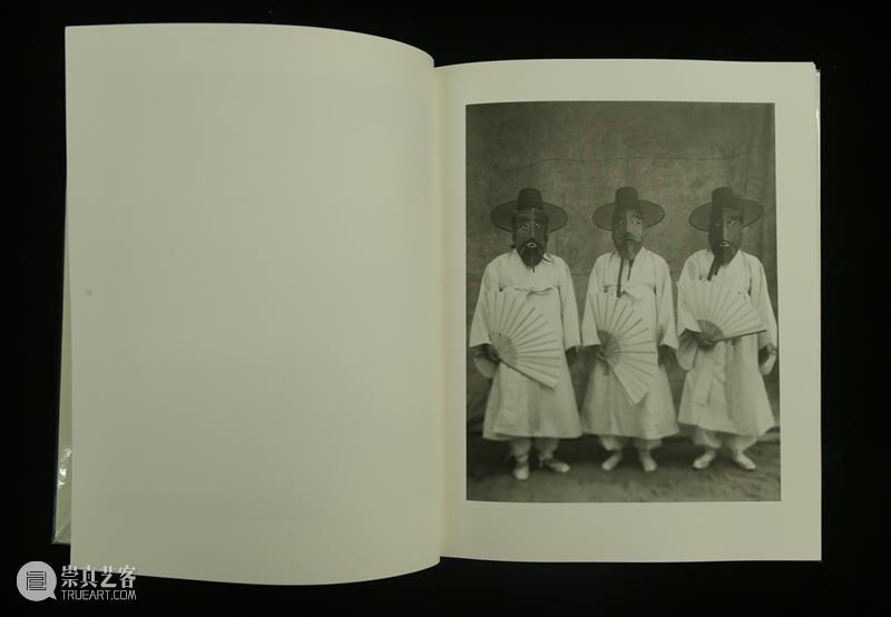 【摄影书】翻阅11本画册，了解具本昌的摄影 画册 具本昌摄影展 北京 三影堂 三影堂艺术商店 线上 微店 以来 艺术家 工作室 崇真艺客