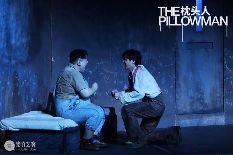 《枕头人》周日场加开 | 胡歌、雷佳音、袁泉……还有你,都可以成为讲故事的人 枕头人 胡歌 雷佳音 袁泉 周日场 三块广告牌 鬼才 编剧 马丁 麦克多纳 崇真艺客