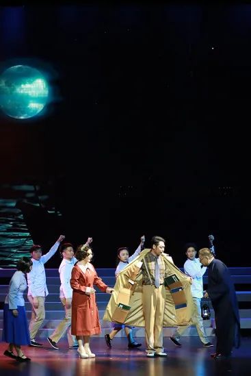 惠民价全场99元!话剧《烽火学堂》巡演归来,追寻教育先师足迹 广东艺术剧院 先师 足迹 话剧 烽火学堂 全场 惠民价 广东省文化和旅游厅 广东省演出有限公司 广东省 中国共产党 崇真艺客