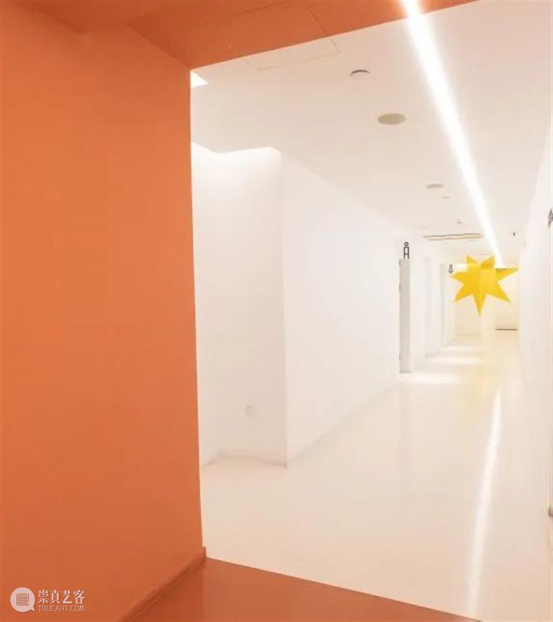 开箱评测 | 大剧院五楼“多”了个 New Box，未来可以干点啥？ Box 大剧院 未来 柠檬黄 玫瑰粉 荧光 深海 线条 色块 上海大剧院五楼 崇真艺客