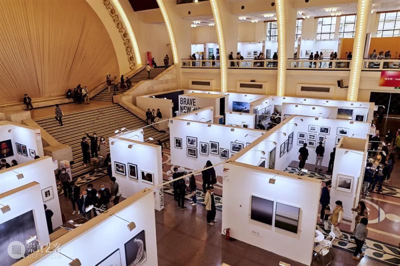 多图预警 | 2021影像艺术博览会现场看点大追踪 影像 博览会 艺术 现场 上海艺术博览会 首日 伙伴 保时捷 副总裁 首席 崇真艺客