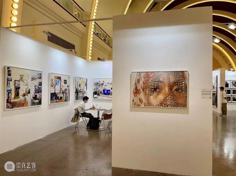 PHOTOFAIRS展览现场|马海伦将参加明日公众论坛 现场 马海伦 论坛 PHOTO FAIRS 公众 影像 上海艺术博览会 图片 高台 崇真艺客