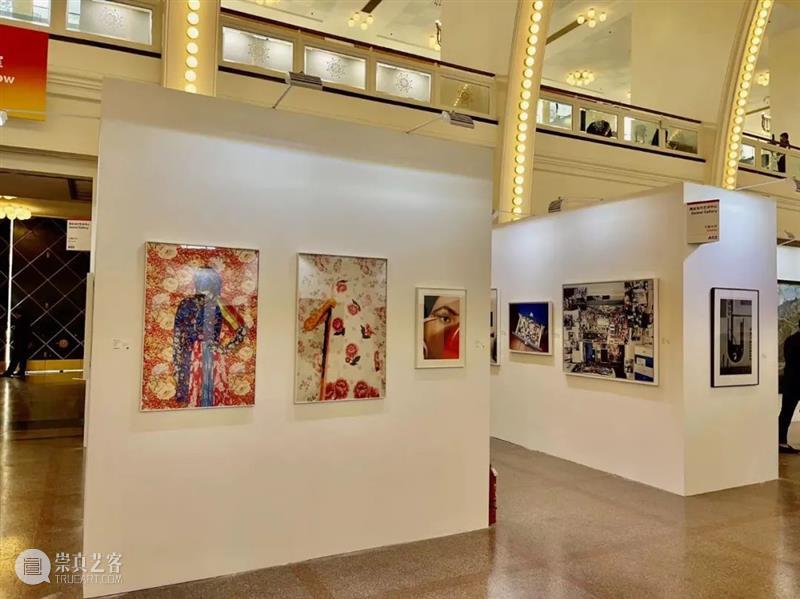 PHOTOFAIRS展览现场｜马海伦将参加明日公众论坛 现场 马海伦 论坛 PHOTO FAIRS 公众 影像 上海艺术博览会 图片 高台 崇真艺客
