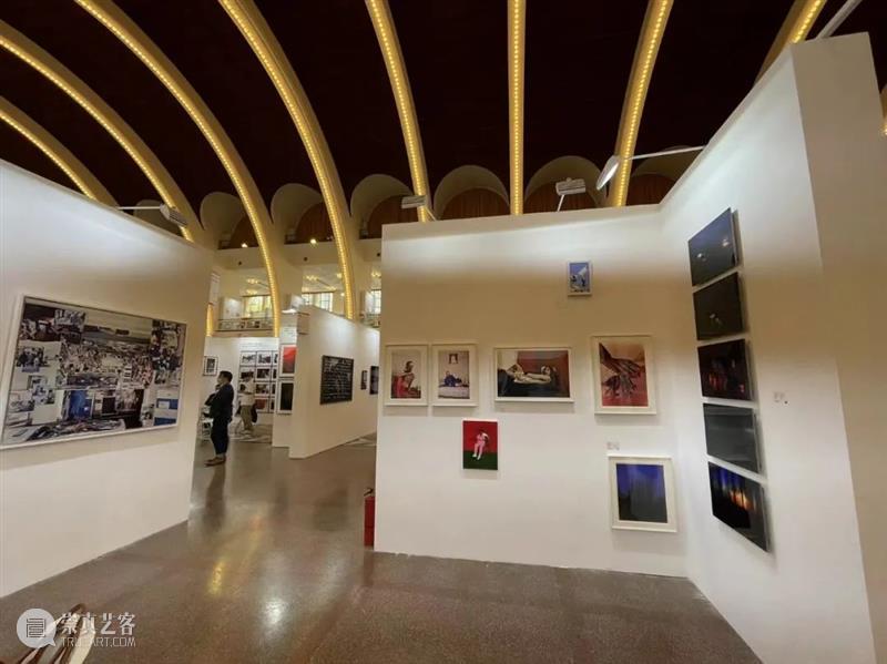 PHOTOFAIRS展览现场｜马海伦将参加明日公众论坛 现场 马海伦 论坛 PHOTO FAIRS 公众 影像 上海艺术博览会 图片 高台 崇真艺客