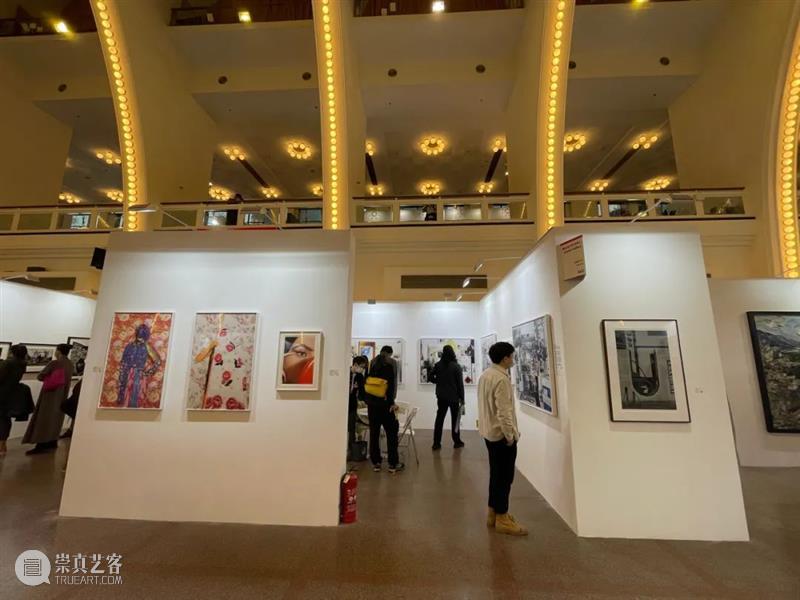 PHOTOFAIRS展览现场｜马海伦将参加明日公众论坛 现场 马海伦 论坛 PHOTO FAIRS 公众 影像 上海艺术博览会 图片 高台 崇真艺客