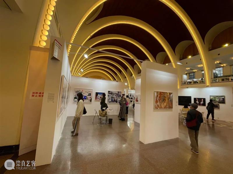 PHOTOFAIRS展览现场｜马海伦将参加明日公众论坛 现场 马海伦 论坛 PHOTO FAIRS 公众 影像 上海艺术博览会 图片 高台 崇真艺客