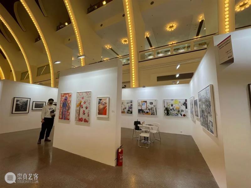 PHOTOFAIRS展览现场｜马海伦将参加明日公众论坛 现场 马海伦 论坛 PHOTO FAIRS 公众 影像 上海艺术博览会 图片 高台 崇真艺客