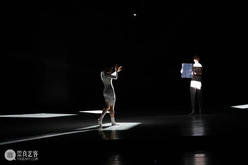 舞剧《白蛇·人间启示录》首演｜当爱人变成了冷冰冰的仿生人，你还会义无反顾的拥抱他吗？ 舞剧 白蛇 人间启示录 爱人 冷冰冰 演艺 世界 艺聚大上海 舞台 艺术 崇真艺客