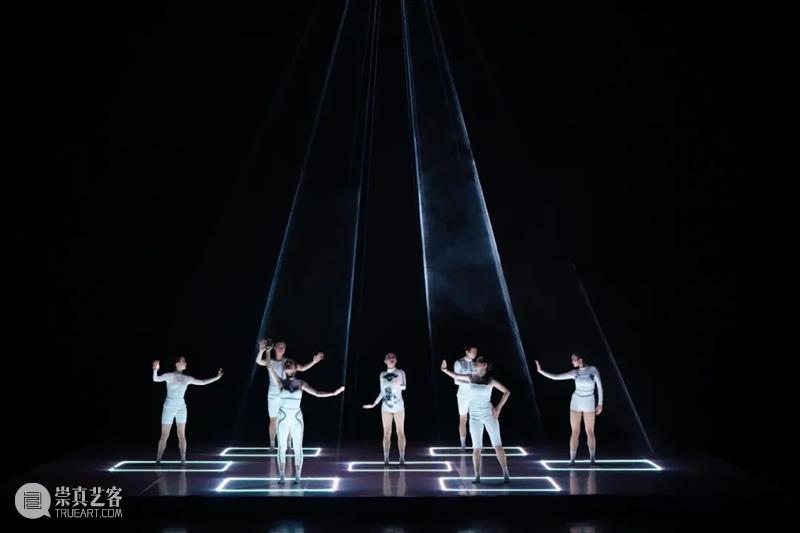 舞剧《白蛇·人间启示录》首演｜当爱人变成了冷冰冰的仿生人，你还会义无反顾的拥抱他吗？ 舞剧 白蛇 人间启示录 爱人 冷冰冰 演艺 世界 艺聚大上海 舞台 艺术 崇真艺客