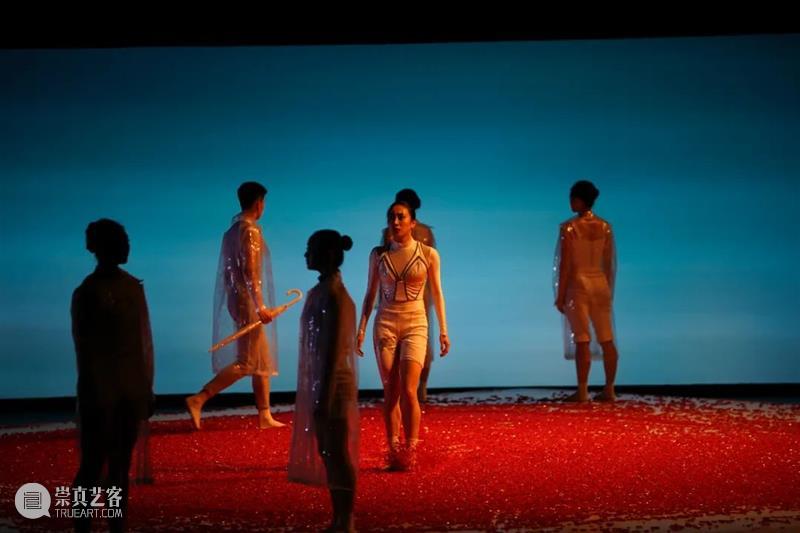 舞剧《白蛇·人间启示录》首演｜当爱人变成了冷冰冰的仿生人，你还会义无反顾的拥抱他吗？ 舞剧 白蛇 人间启示录 爱人 冷冰冰 演艺 世界 艺聚大上海 舞台 艺术 崇真艺客