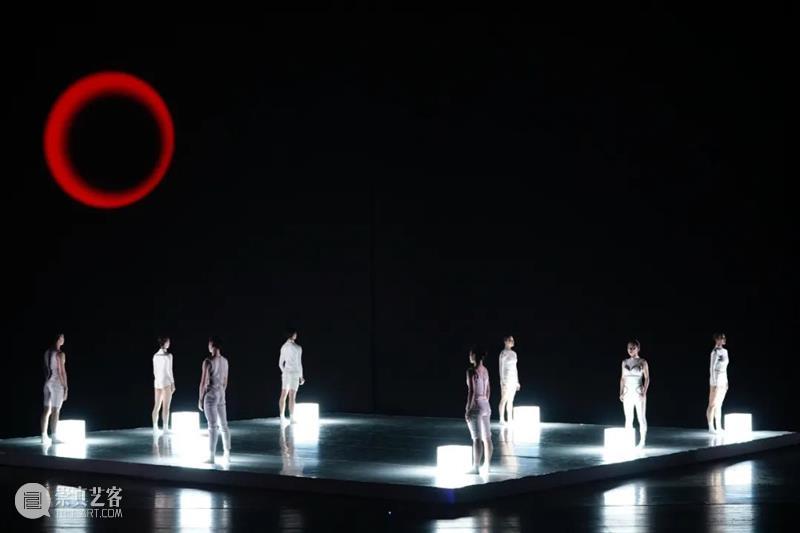 舞剧《白蛇·人间启示录》首演｜当爱人变成了冷冰冰的仿生人，你还会义无反顾的拥抱他吗？ 舞剧 白蛇 人间启示录 爱人 冷冰冰 演艺 世界 艺聚大上海 舞台 艺术 崇真艺客