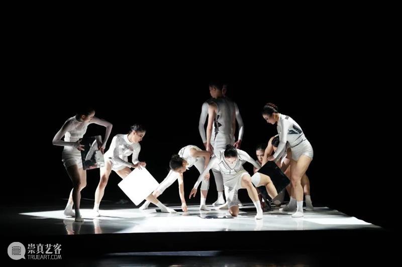 舞剧《白蛇·人间启示录》首演｜当爱人变成了冷冰冰的仿生人，你还会义无反顾的拥抱他吗？ 舞剧 白蛇 人间启示录 爱人 冷冰冰 演艺 世界 艺聚大上海 舞台 艺术 崇真艺客
