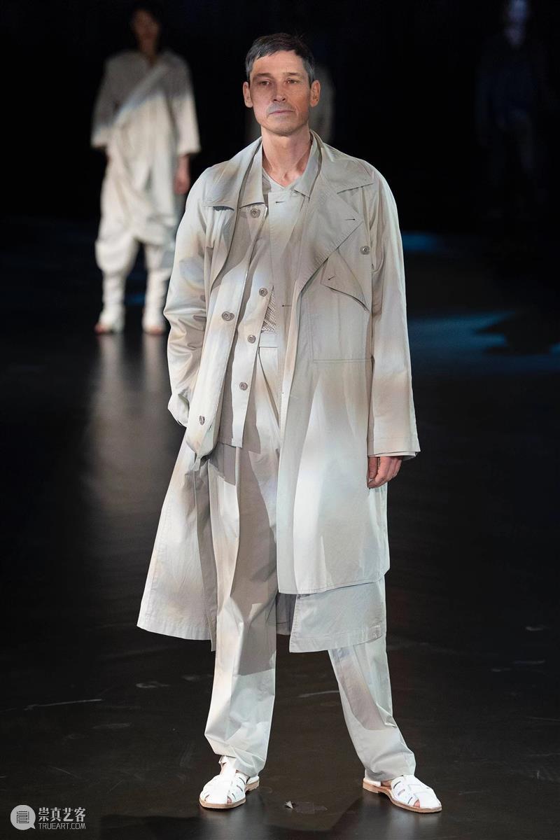 【IFA-艺术赏析】Christopher Lemaire | 衣着不应该是社交工具，它应该臣服于人的个性 Lemaire 艺术 IFA 衣着 社交 工具 个性 时尚 想象力 媒体 崇真艺客