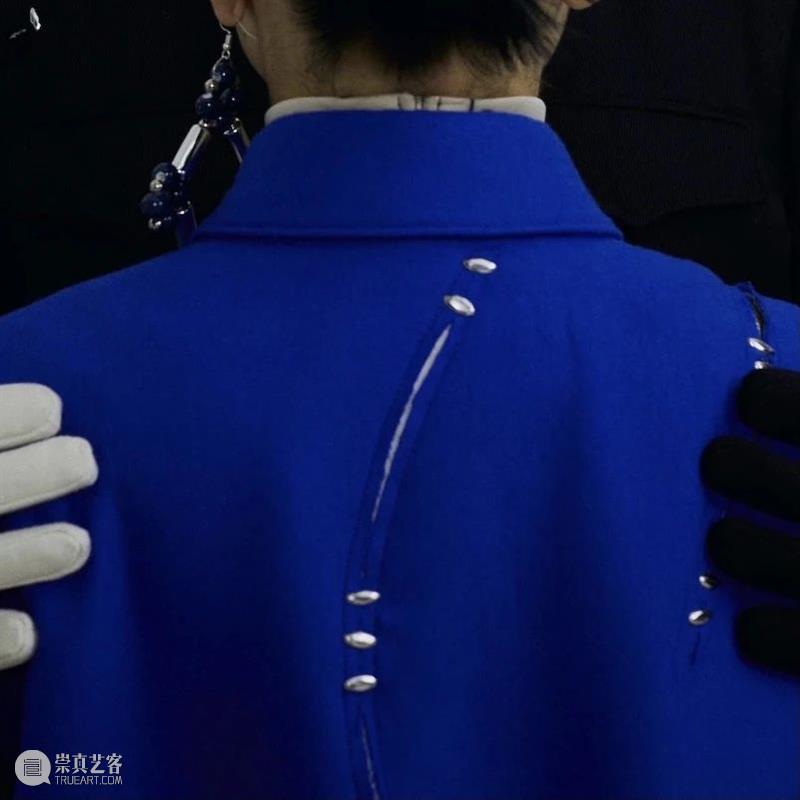 服饰丨“众生相” 集结,将传统⼯艺美学应⽤到当代时尚语⾔中 美学 服饰 众生 ?艺 时尚 上方 中国舞台美术学会 右上 星标 本文 崇真艺客