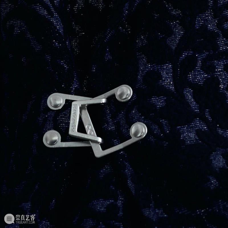 服饰丨“众生相” 集结,将传统⼯艺美学应⽤到当代时尚语⾔中 美学 服饰 众生 ?艺 时尚 上方 中国舞台美术学会 右上 星标 本文 崇真艺客
