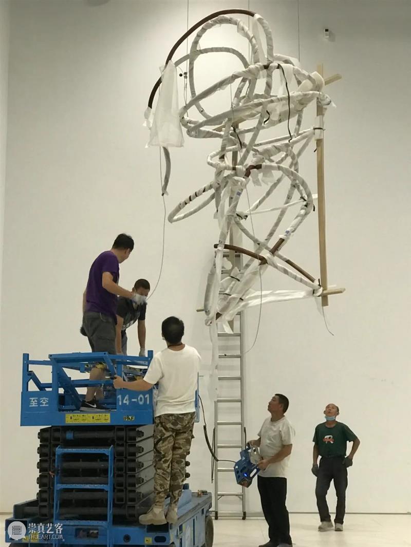 磁场专访 | 何云昌：心境如何，眼见亦如何 何云昌 磁场 心境 锋芒 肢体 意志 微风 装置 花梨木 榫卯 崇真艺客