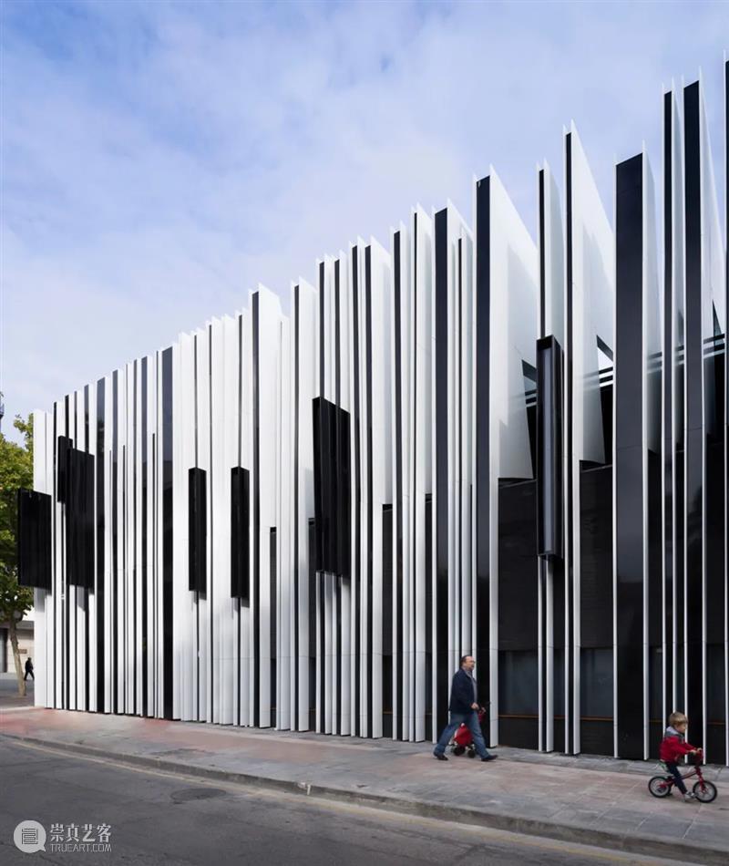 最直接改造立面外观及通风，外挂复合板 STACBON｜ArchDaily 材料 立面 复合板 材料 外观 外挂 制造商 BOND 建筑 外界 气候 崇真艺客