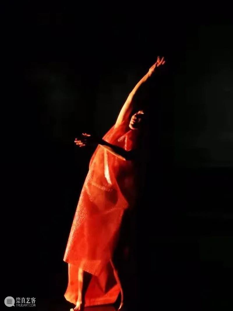 McaM 五周年丨与侯莹一起追《光》 侯莹 McaM 世界 卡夫卡 舞蹈 新作 之中 很多人 祭师 光头 崇真艺客